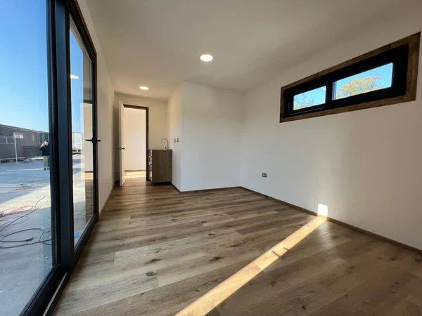 Cabaña modular 8x3m — 1 dormitorio, 1 baño